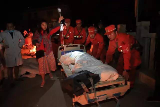 我不知道你是誰，卻知道你為了誰，向人民子弟兵致敬！