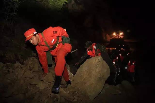 我不知道你是誰，卻知道你為了誰，向人民子弟兵致敬！