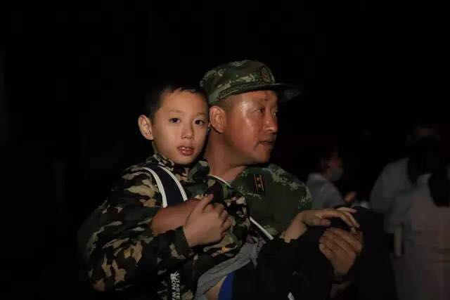 我不知道你是誰，卻知道你為了誰，向人民子弟兵致敬！